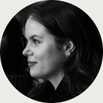 Schwarzweißes Porträt von Annika Schüller im Profil mit dunklem Haar und Ohrstecker, passend zum Blog über AI, Legal Tech und digitales Recht.