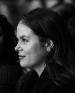 Black and white side-profile portrait of Annika Schüller, founder of AI-legal insight, reflecting on AI, Legal Tech and digital law.
